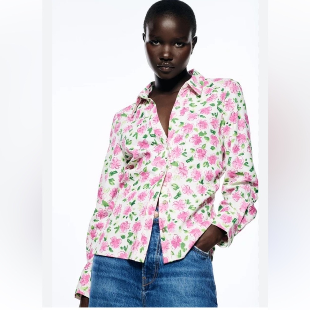 Zara Floral V-Neck Button Front Shirred Blouse. Size Large.